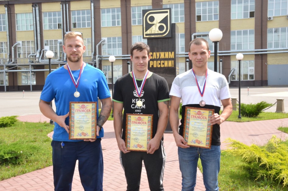 СОРЕВНОВАНИЯ ПО ПОДТЯГИВАНИЮ